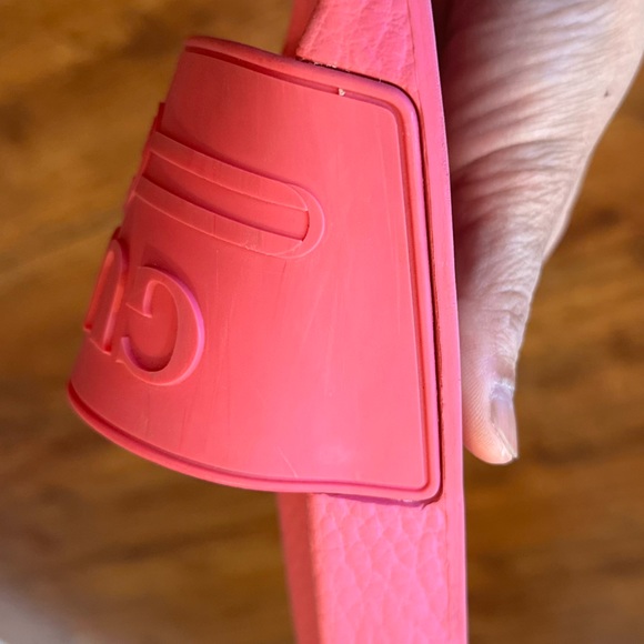 ⛔️SOLD ⛔️Gucci Pursuit GG Logo Rubber Slide On Pool Sandals Pink - Picture 10 of 17